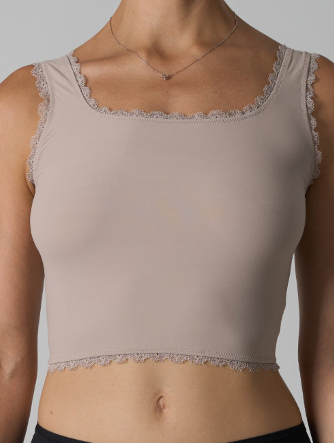 Le débardeur en dentelle lisse