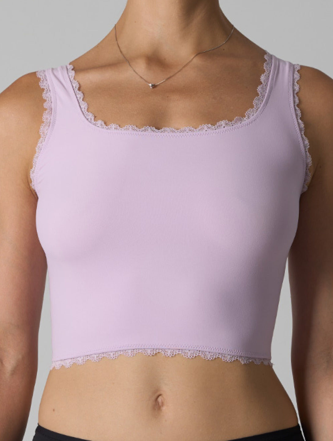 Le débardeur en dentelle lisse